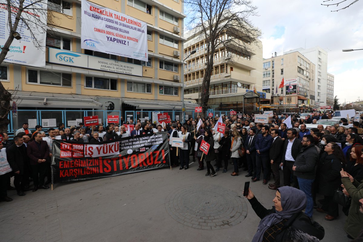 Sıhhiye SGM'de yaptığımız basın açıklamasında, EYT ile kaldırılamaz seviyeye gelen iş yükünün, Yapılandırma ile daha da artacağını ve bunun karşılığında çalışanların beklentilerini dile getirdik.Bugün değilse ne zaman insanlar emeğinin karşılığını alacak.
<a href="/sgksosyalmedya/">SGK</a>