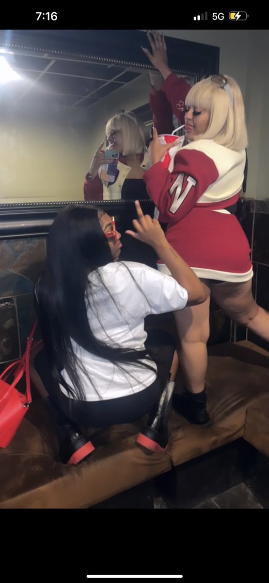 ColorMeSIYAH's tweet image. Me &amp;amp; All My Friends Close But I Talk To These 2 Damn Near Everyday 🤣🤞🏼📔💕