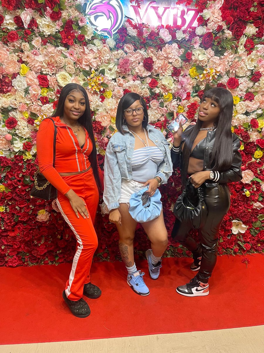 ColorMeSIYAH's tweet image. Me &amp;amp; All My Friends Close But I Talk To These 2 Damn Near Everyday 🤣🤞🏼📔💕