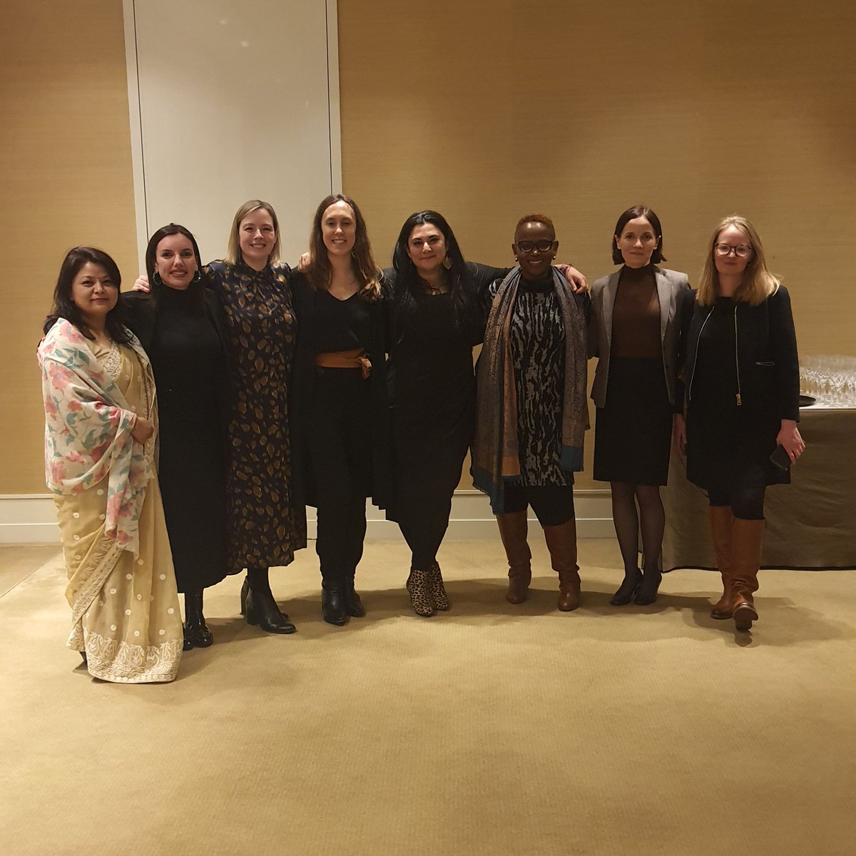 Conmemorando el #8M con estas poderosas y maravillosas mujeres. Cuanta inspiración se toma compartiendo experiencia sobre contextos humanitarios con colegas de África, Asia, Europa, y US. Thank you, Paola Daher <a href="/ReproRightsUN/">CenterforReproRights</a>  for the invitation. <a href="/ReproRightsLAC/">Centro de Derechos Reproductivos</a>