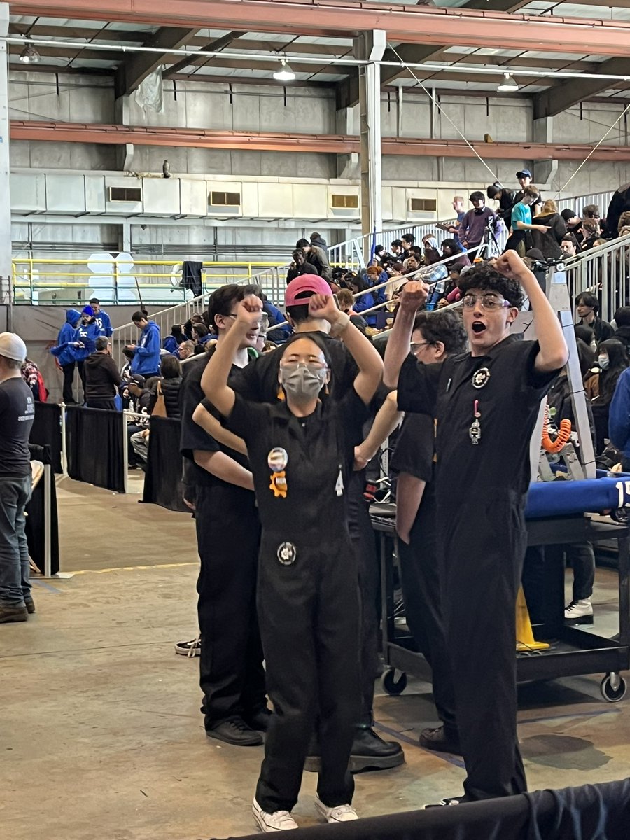 Remember to always show support for your pit crew!! 🧡🧡 here we have Andrew, our president, and Kaylen, our electrical specialist!