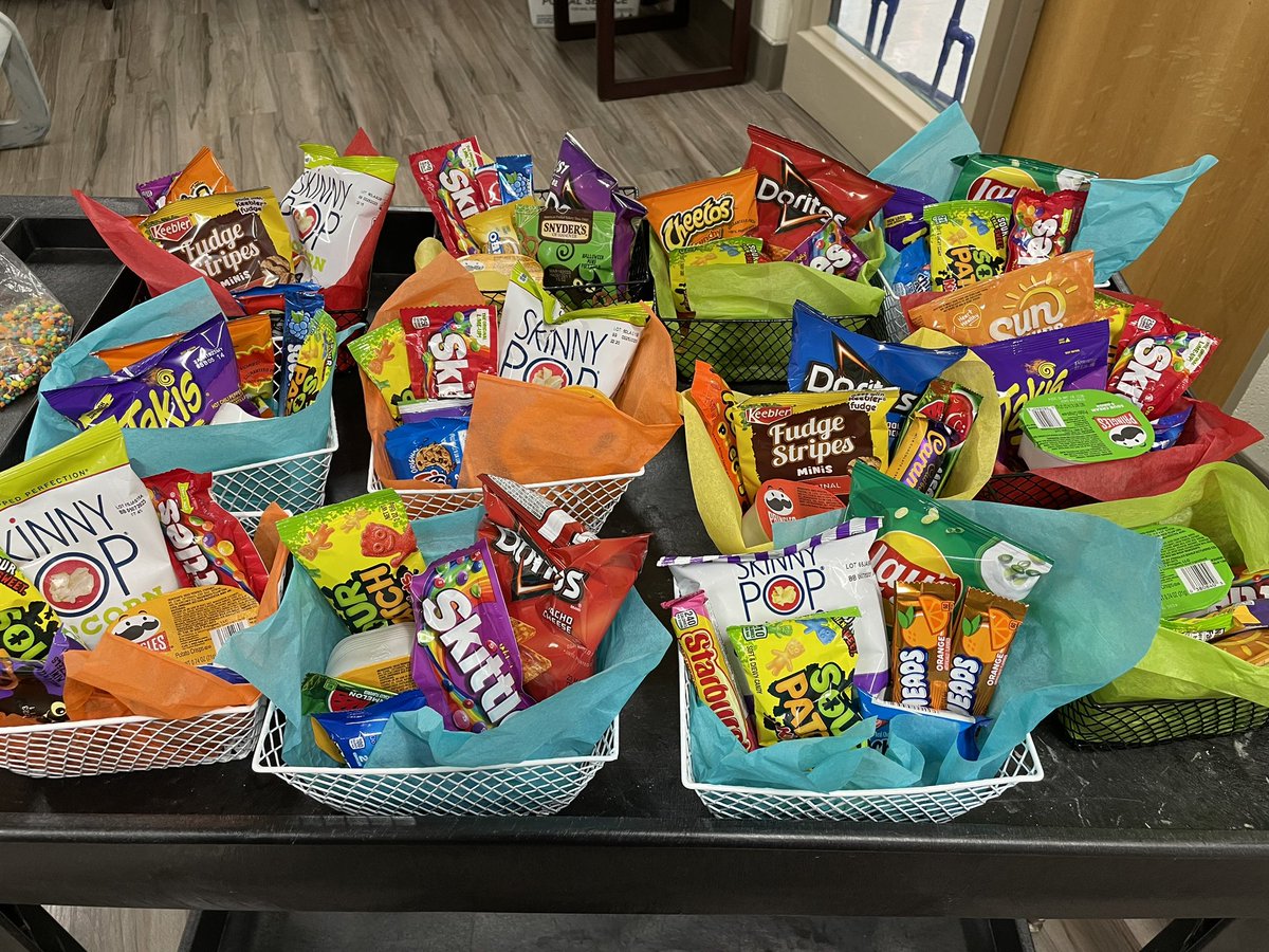 AshleyTaggart79's tweet photo. Treat baskets for OBIS bus drivers. We are so thankful for them. #TeamDCS #OurBestIsSuccess #Busdriversrule https://t.co/kALVCmo23N