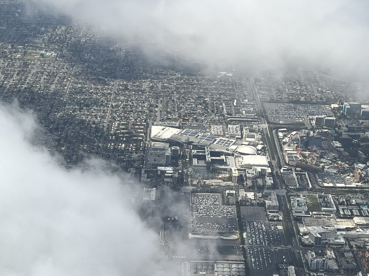 My commute to #expowest2023 started in Vancouver (photo shortly after takeoff) and routed over the #Anaheim convention center!