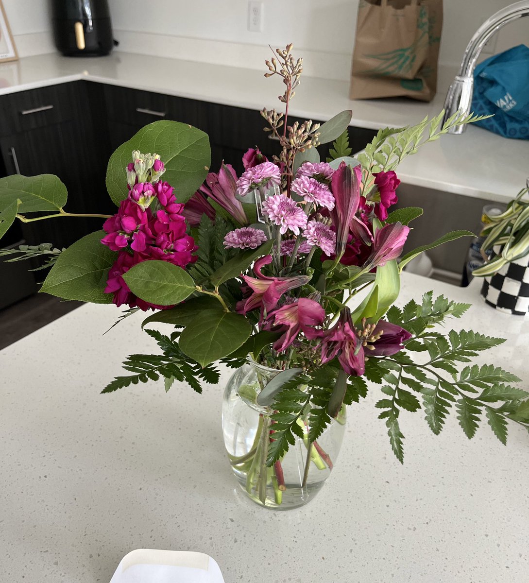 nuhcole__'s tweet photo. my dentist sent me flowers and now i expect this treatment from every medical provider i go to https://t.co/knk6QswS9R