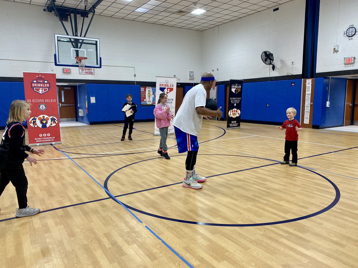 misskellyyyyyy's tweet photo. Thank you to the West PTA for organizing such a fun P.A.R.P. week event with Corey the Dribbler! βΉπ½ββοΈβΉπΌπ @WestSchoolLBNY @IamTheDribbler #parpweek https://t.co/3MpEdi0pig