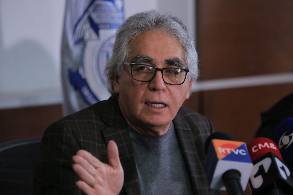 Augusto Rodríguez habla con los medios

En rueda de prensa el director de la <a href="/UNPColombia/">Unidad Nacional de Protección, UNP.</a> atendió a los medios de información. Rodríguez explicó y respondió inquietudes sobre los  posibles móviles del atentado. Agradeció la solidaridad pública y el apoyo de sus escoltas.