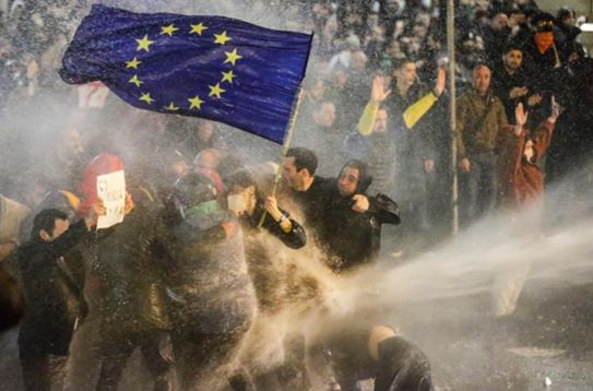 Nachdenkliches  aus Tiflis.  Für uns ist die Freiheit, die Sicherheit, sind die Möglichkeiten, die uns die EU bietet, schon all zu sehr selbstverständlich geworden. Die jungen Menschen in Georgien kämpfen für eine Zukunft in der EU und gegen eine russische geprägte Gesellschaft.