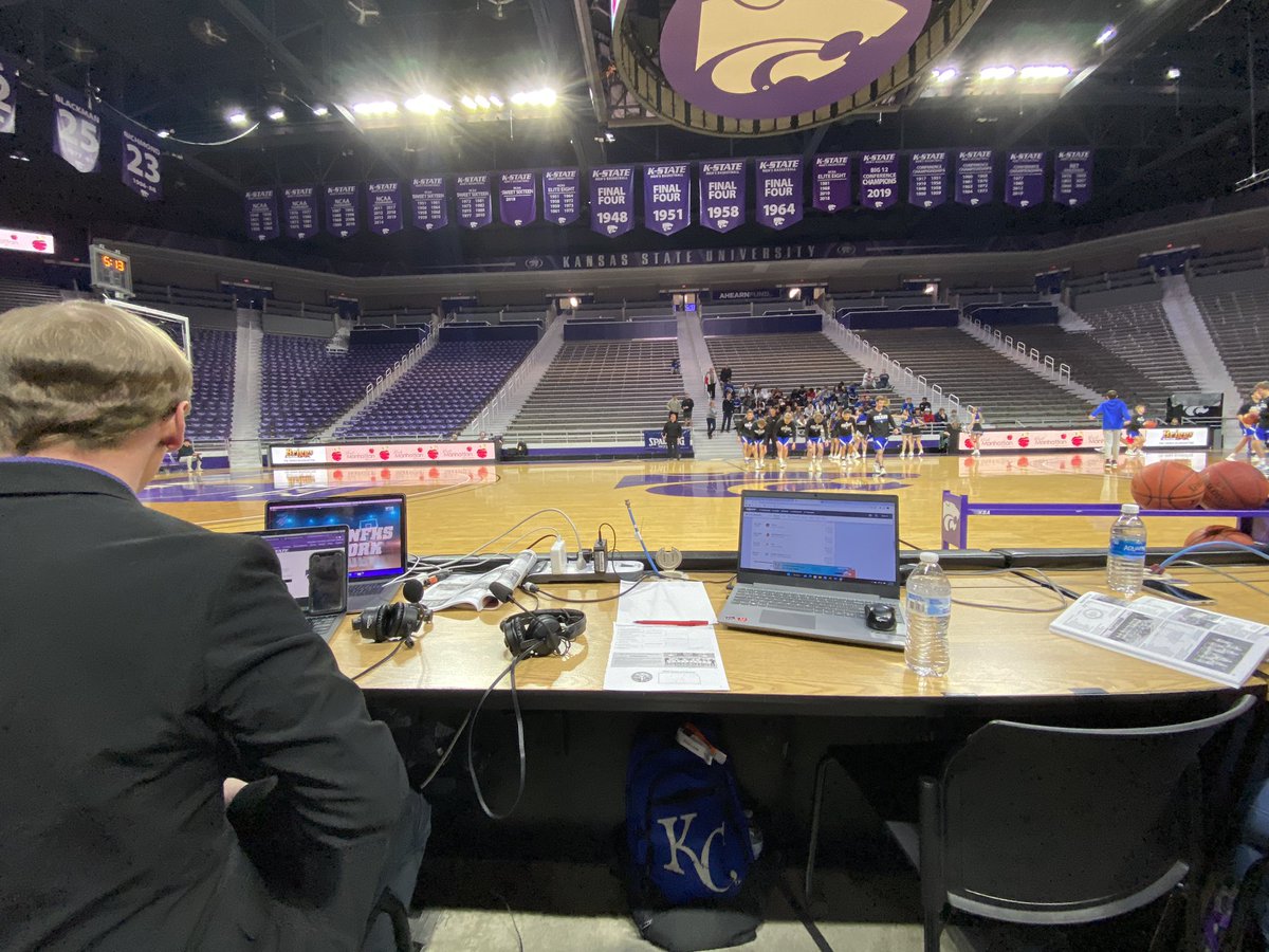 2A State basketball from Bramlage! @KCMCsports @cbirney10