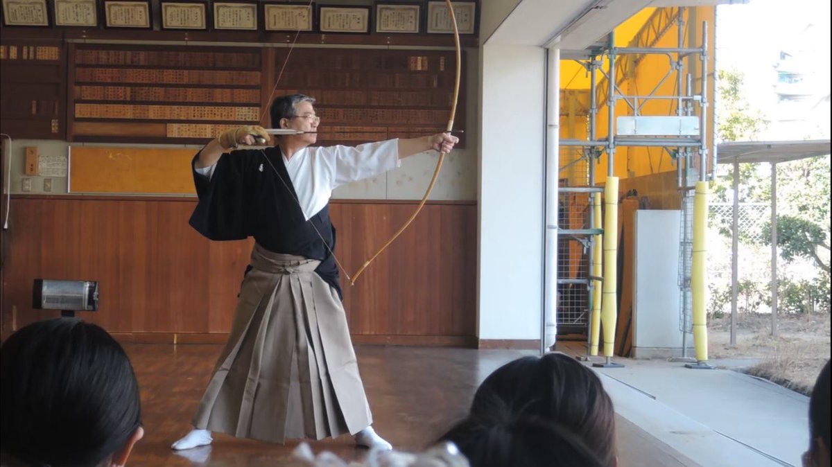 神戸市外大弓道部です🏹
・ 水土の週2で練習してます❣️
・初心者からでも始めやすい部活です❣️
・現役部員21名❣️

全く新しいことに挑戦したい方、是非弓道部も視野に入れて見てください〜！🥳🥳

#春から神戸市外大
#神戸市外国語大学
#部活