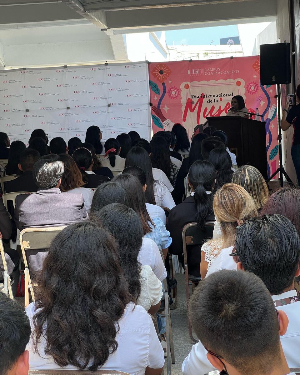 SheylaJaraB's tweet photo. Pues no, calladita no me veo más bonita, me veo mejor así: tan libre y feliz por poder compartir mis experiencias a muchas mujeres. 

Recuerden: no nos vamos a caer, nos han crecido alas en todas las cicatrices. 

¡GRACIAS UGM Coatzacoalcos! 💜 #8M https://t.co/TSi4mYenLH