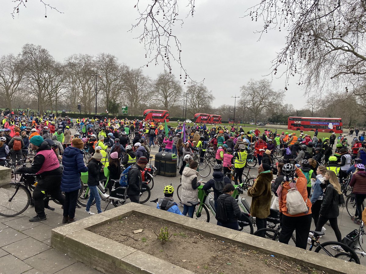 #Cycling should be a safe &amp; convenient for all women. 

On average, women have less free time, disposable income, access to cars &amp; more caring responsibilities. 

For these reasons, &amp; more, it's critical that women have access to safe, affordable, &amp; accessible transport. 1/2
