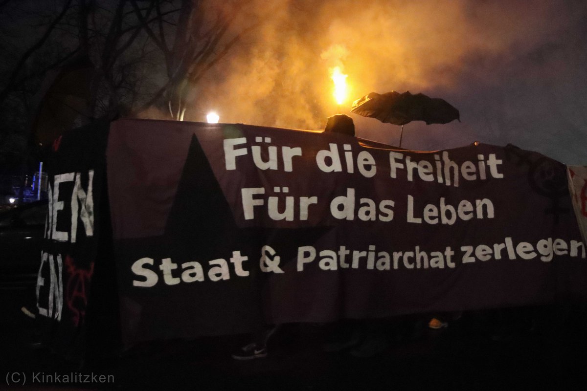 kinkalitzken's tweet photo. Über 2.000 Menschen nahmen sich unter dem Motto #FightByNight mit einem FLINTA*-Frontblock die Straßen und Nacht von #Berlin-Kreuzberg. Polizei eskalierte am Ende. #8m #8m2023 #b0803 https://t.co/kzVs8OjrGx