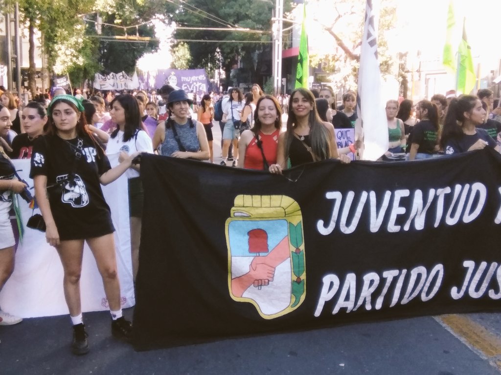 ConectandoCba's tweet photo. #8marzo2023 #FelizDiadeLucha Conectando Mujeres y Diversidades marchó!!! https://t.co/Mbu54LJTT5