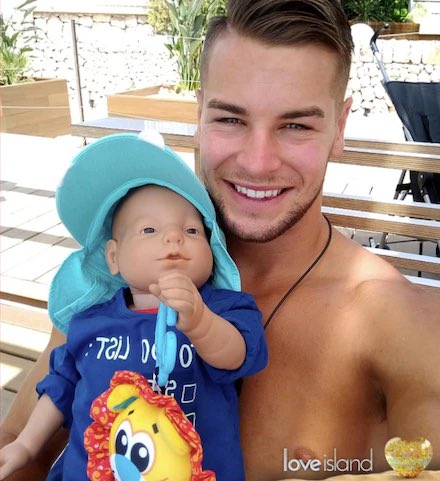 idiscusstv's tweet photo. Let’s not forget this legend…cash Hughes #loveisland https://t.co/AFPjqcXLFt