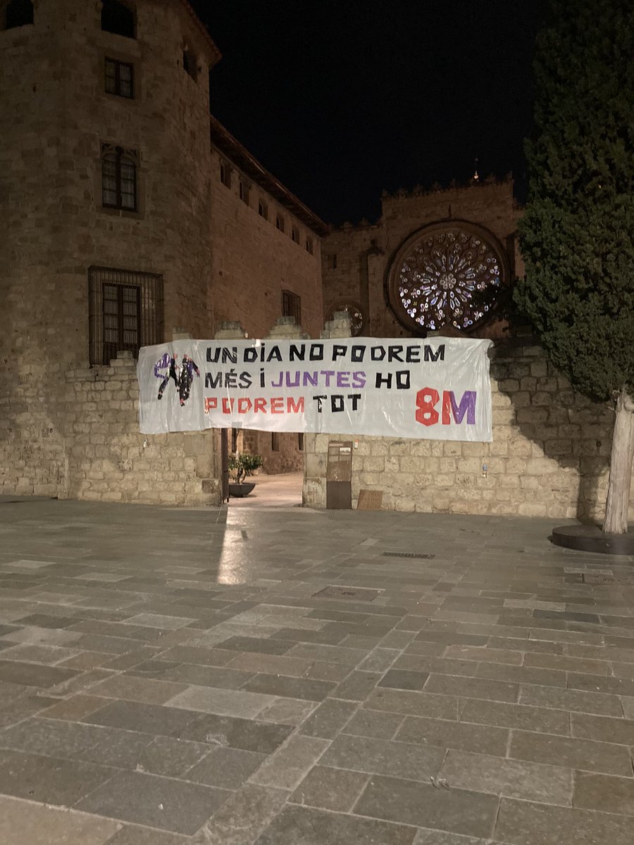SolerPere's tweet photo. La lluita feminista no té res a veure amb les bretolades, ni en malmetre el patrimoni, ni el bé comú, ni les empreses… per més que es faci amb pintura lila. El feminisme és igualtat i en una democràcia plena com és la nostra, es defensa amb la paraula, no amb la violència https://t.co/sEoavWvrOw
