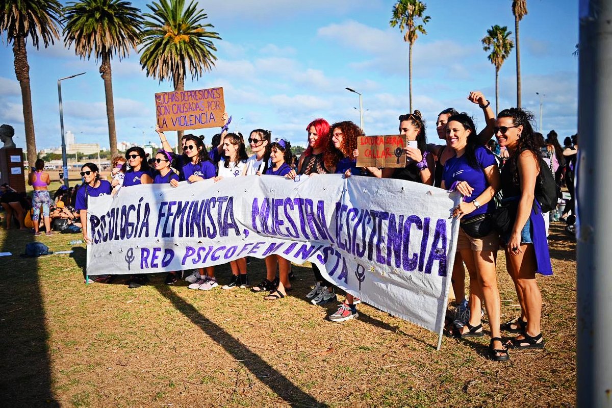 #Uruguay #8M2023

La movida feminista empezó a latir por las calles de Montevideo.

Ahora en Santiago de Chile y la Rambla la <a href="/redpsicofem/">Redpsicofem</a> y el <a href="/TejidoFeminista/">Tejido Feminista</a>  comenzó a teñir la rambla de violeta con consigas como “8M Huelga Feminista”.