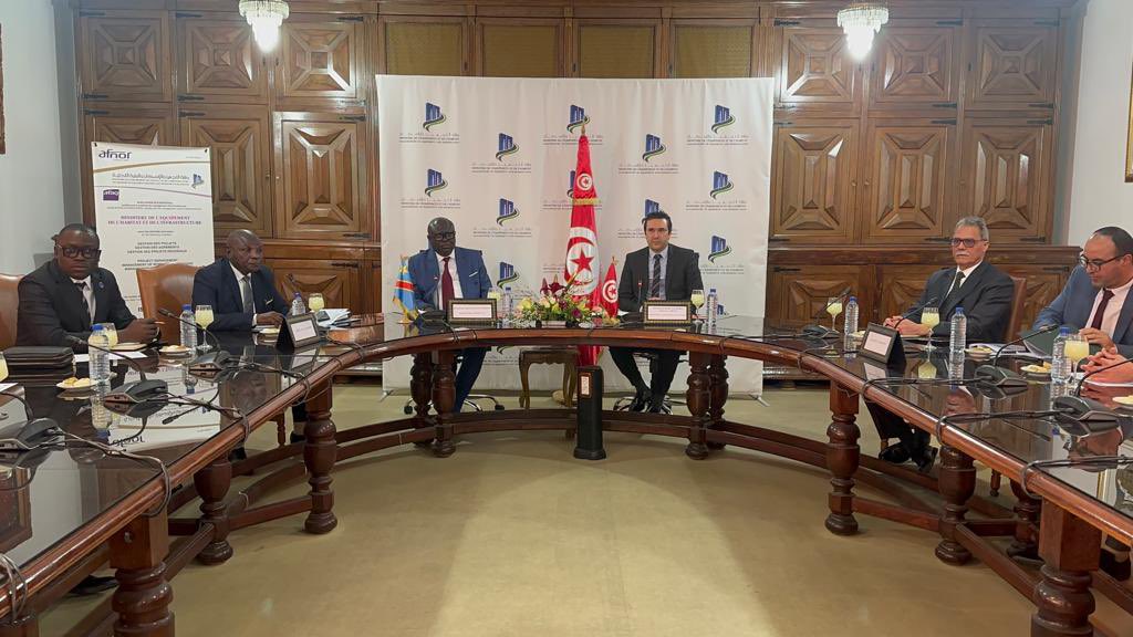 MinAT_RDC's tweet photo. En mission officielle en #Tunisie pour le renforcement des capacités et échanges d’expériences, le SG du Ministère de l'Aménagement du Territoire, Dieudonné #Menzu Ngolo est accompagné d’une délégation composée d'experts du Cabinet du Ministre et des cadres de l'administration. https://t.co/5xqfzC1vJS