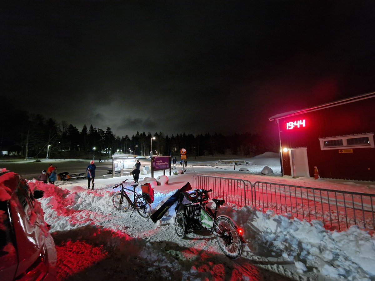 Var tvungen att testa om det gick. Att cykla 12 km till Ågesta med 14-åringen och skidor i en Livelo i denna snön. Det gjorde det. 80% bra sopsaltade gång och cykelbanor tog oss dit. Lite kämpigt de övriga 20% av sträckan men roligt hade vi.