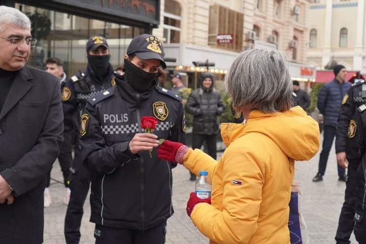 malikejder's tweet photo. Bu da Azerbaycan'da feministlerin kadınlar günü kutlaması.. Biz nasıl bir günah işledik de şansızmıza azgın azınlık düştü.. https://t.co/mk5mgdXFfL