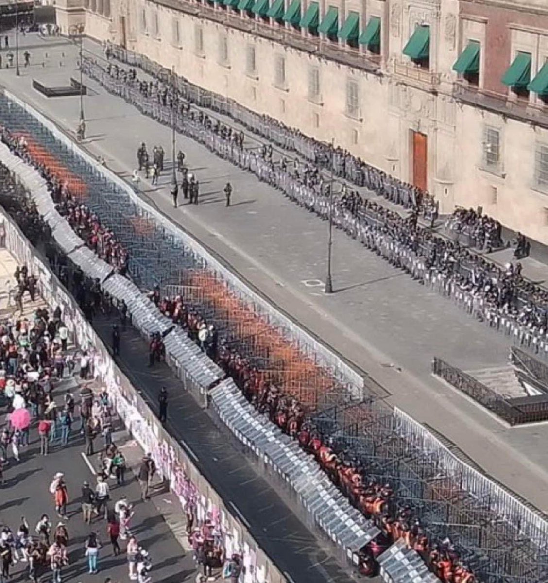 Así Palacio Nacional.
Muro metálico, una fila de elementos antimotines de <a href="/SSC_CDMX/">SSC CDMX</a> y 3 filas de la Marina.

Por qué tiene miedo ??? 

#8DeMarzo #DiaInternacionaDeLaMujer #8M2023