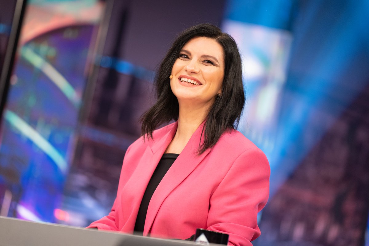 El_Hormiguero's tweet image. “Me he dado cuenta que en los dos últimos años tenía pensamientos de incertidumbre y ya estoy lista para un nuevo comienzo”, @LauraPausini #PausiniEH