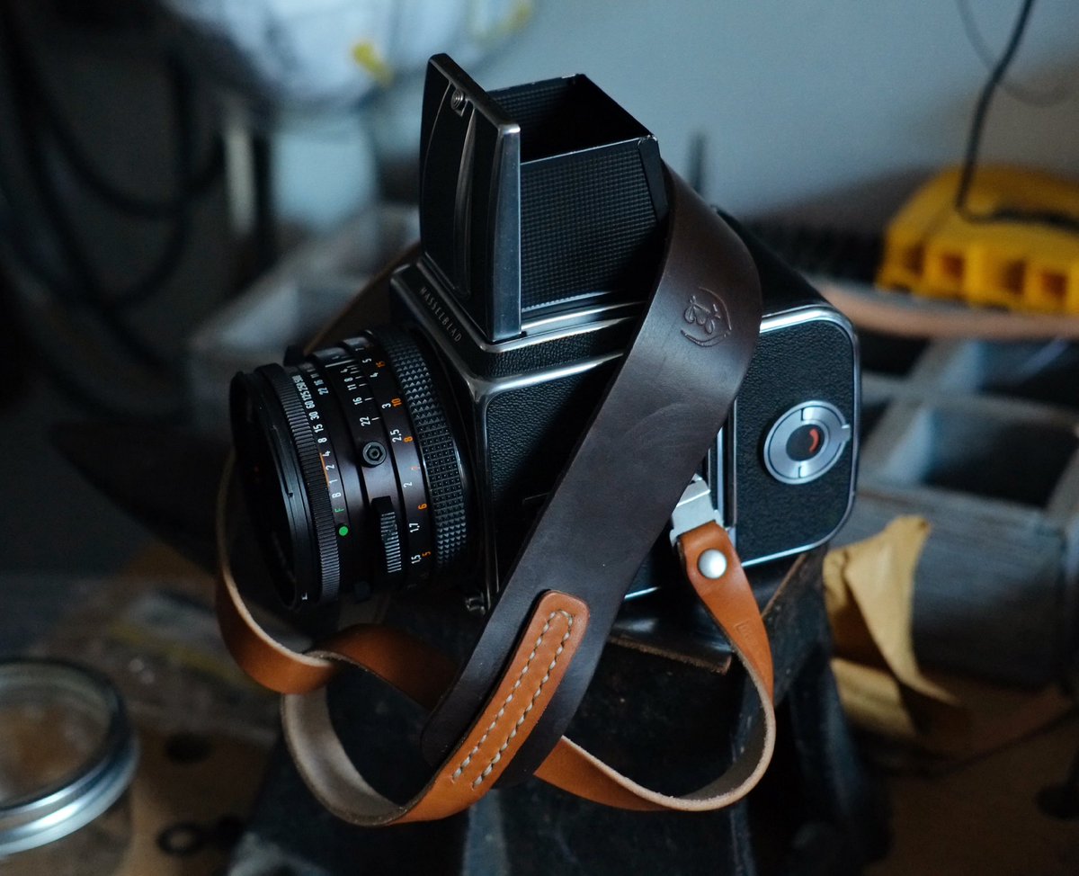 Hassy’s on deck. Lots of hasselblad straps heading out today, like this number in antique tan x brown with natural thread ✨