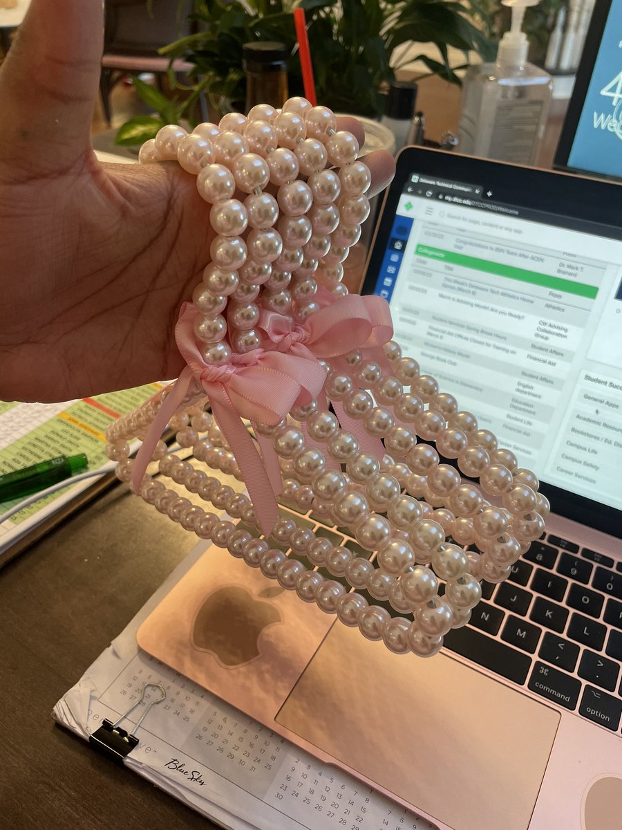 capriiii_'s tweet photo. My mom got my baby these cute hangers I can’t wait to start my baby’s nursery 🎀🧸😍 https://t.co/boS8lko0dX