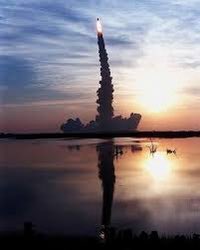 Today I got to stand in front of the Discovery Space Shuttle, the same one that I saw take off on my very first visit to America in 1999 🤩🚀 #AirandSpaceMuseum #Smithsonian