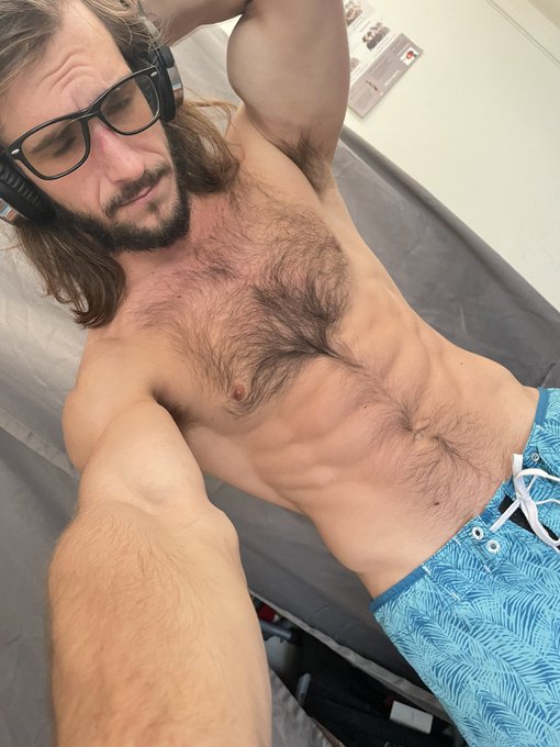 Alright, confession. I have only done 6 workouts this whole year 😂 I&rsquo;m back on my routine today. https://t