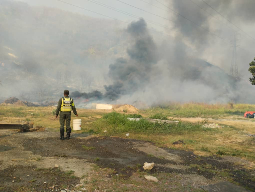 GNBunidad_vial's tweet photo. 🚨Efectivos adscritos a la .@GNBunidad_vial observaron incendio forestal a la altura del Km-121 (Sentido Valencia) de la #ARC estado #Aragua, se procedio a tomar acciones en conjunto con los bomberos de la .@CentralReedan.
¡Atentos!
#FANB #GNB #UESV
#ChávezFeminista https://t.co/3Np0FwBxJR