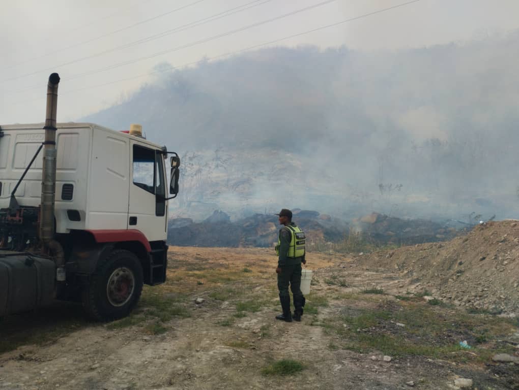 GNBunidad_vial's tweet photo. 🚨Efectivos adscritos a la .@GNBunidad_vial observaron incendio forestal a la altura del Km-121 (Sentido Valencia) de la #ARC estado #Aragua, se procedio a tomar acciones en conjunto con los bomberos de la .@CentralReedan.
¡Atentos!
#FANB #GNB #UESV
#ChávezFeminista https://t.co/3Np0FwBxJR