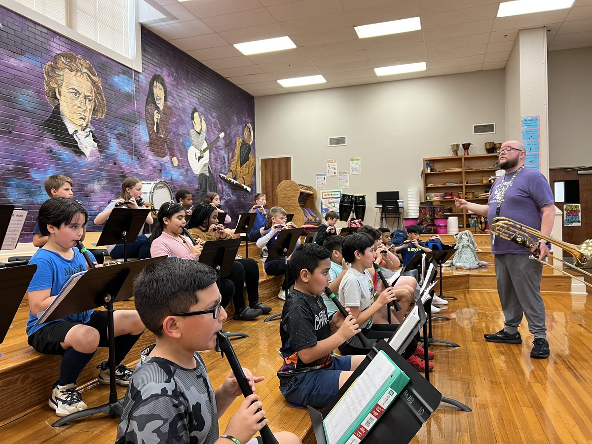 JanetSnook's tweet image. Mr Neeley, one of our amazing Caldwell band teacher came and worked with Windstar Band today!!!