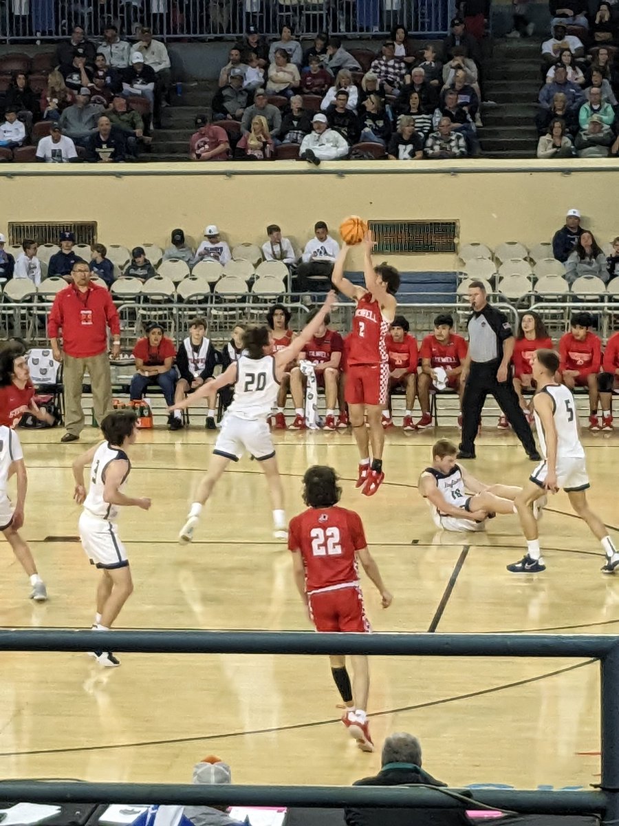 Stilwell_NDNs's tweet photo. Indians season came to an end at the Big House! Losing to Kingfisher. Great season coaches and players. #4A https://t.co/xLtAynCcVl