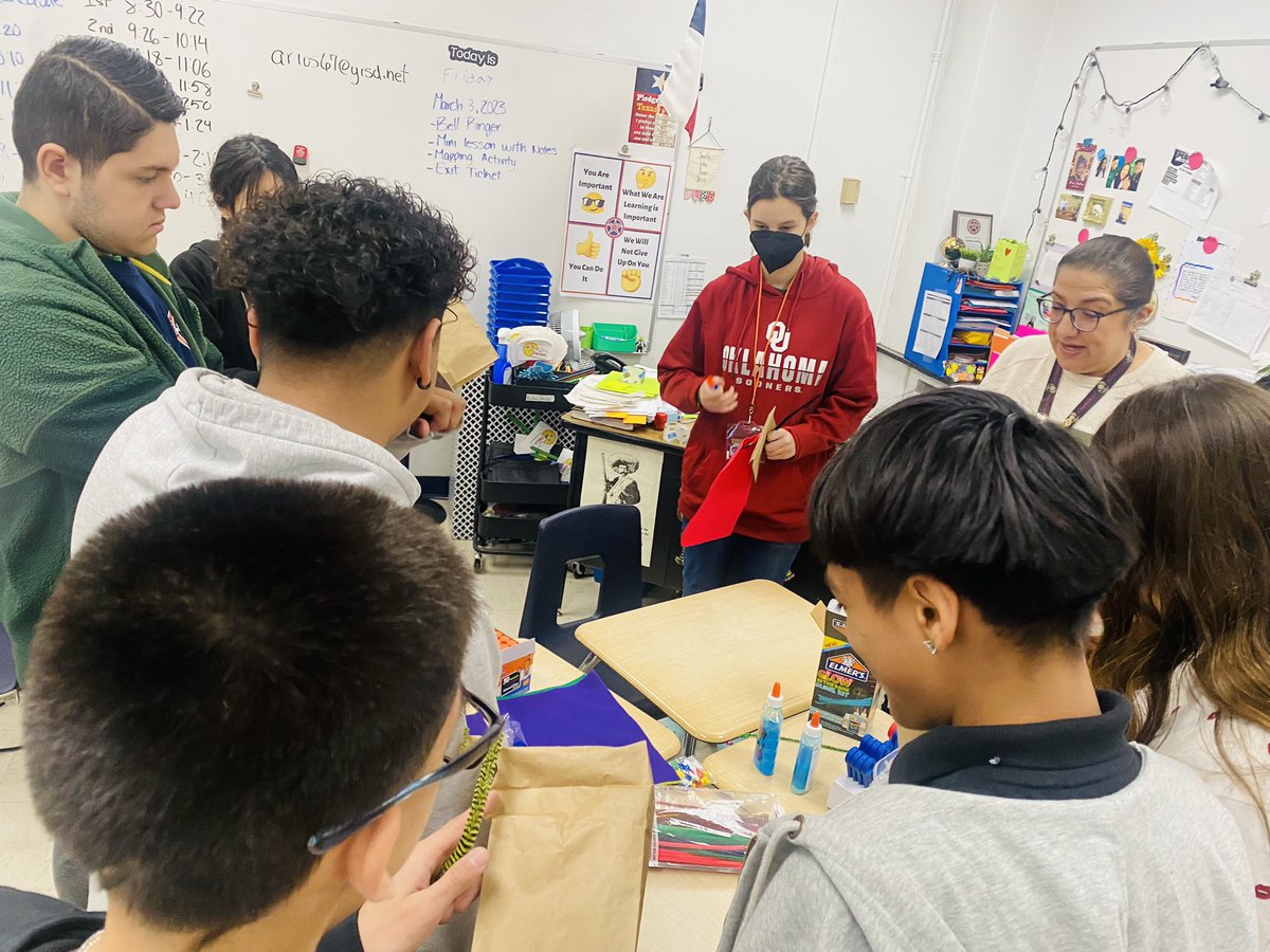 CarmenChavira16's tweet image. Our Rebels learning about political parties through Readers Theater. The puppets show was educational and fun. Great way to learn in Social Studies! We 🧡our teachers and students #springintersession @TheRebellion_DM @YMRebels @DannyBustos14 @catherinedoc12