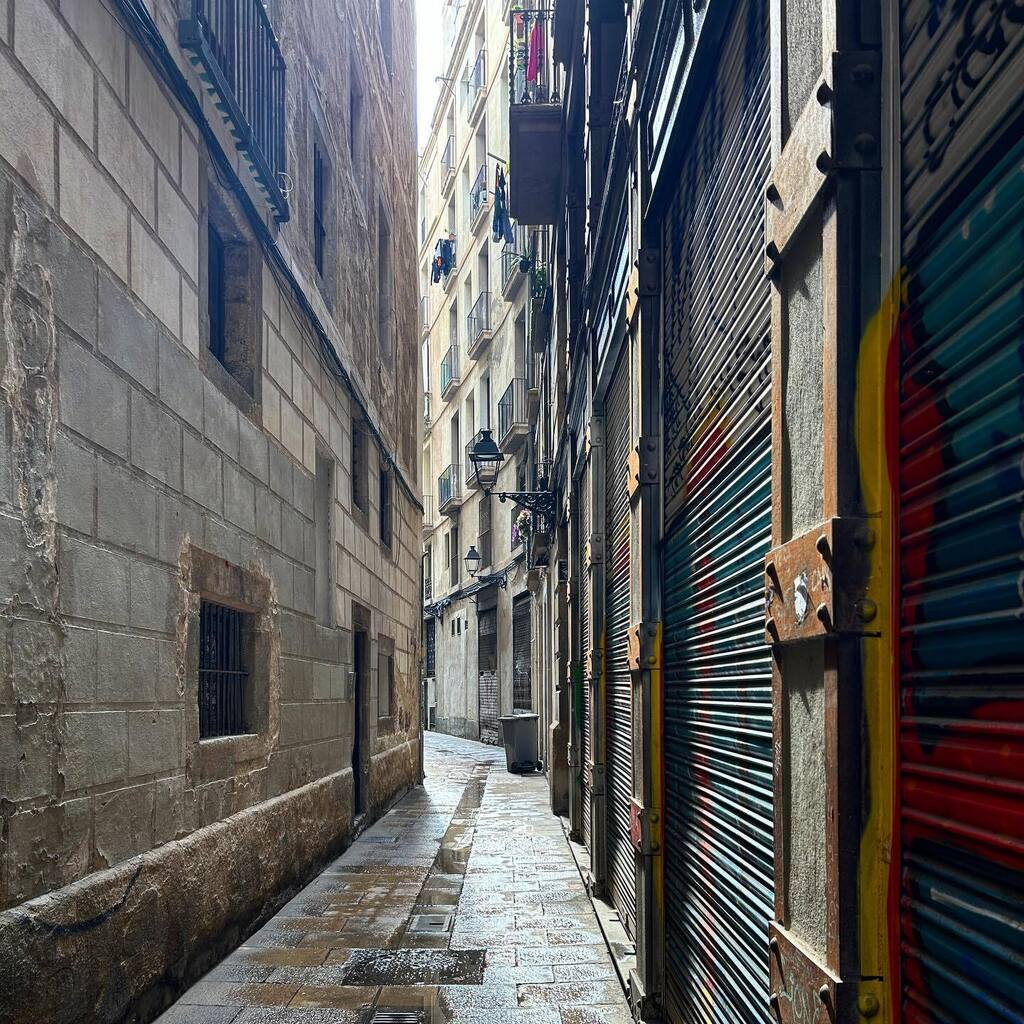 TimothyTimoteo's tweet photo. Most of the left half of the photograph is older than my country. Most of the right is older than my grandparents. #onepointperspective #vanishing point https://t.co/mSw6MVccAA https://t.co/FMR8zV5gex