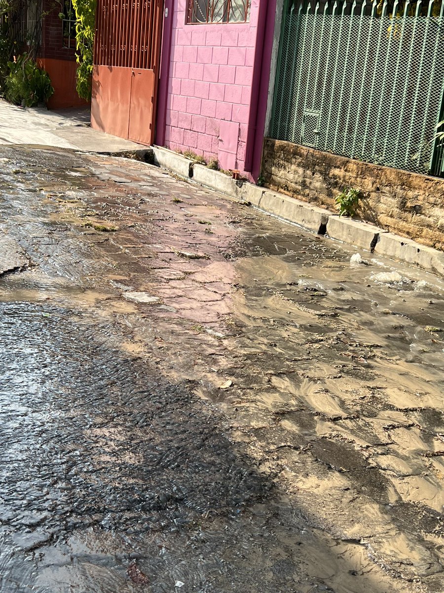jechaconsv's tweet photo. @ANDASV fuga masiva de agua en pasaje en Residencial Florida 2 de Mejicanos. ¡URGE ACCIÓN! https://t.co/aBWgwTk3uN