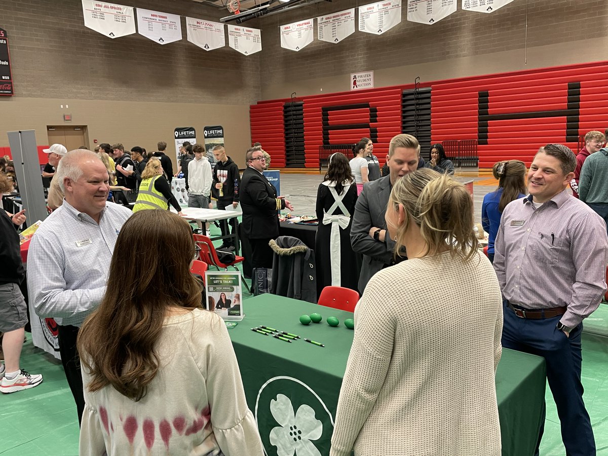 bransonschools's tweet photo. Thank you, @TaneyMo, for putting together this event! Our students were able to see what jobs are available to them now and in the future while having great dialogue with business leaders and employees from around the area. https://t.co/63ySmprfMu