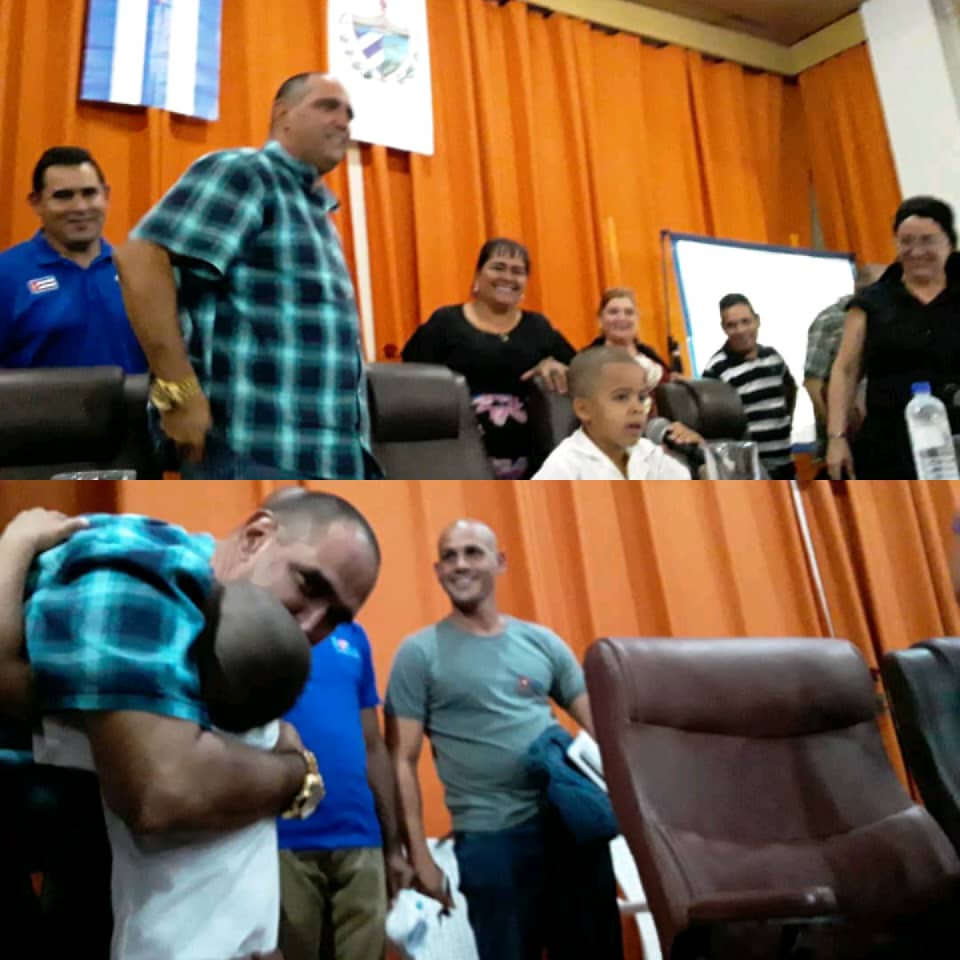 Inicia plenaria en el municipio Baraguá, disfrutando de la poesía de
Maikol Julian Allegue Romero, del Círculo Infantil, que con solo 5 años de edad, desbordó el escenario de cariño y entusiasmo a los presentes.
#LatirAvileño 
#YoVotoXTodos