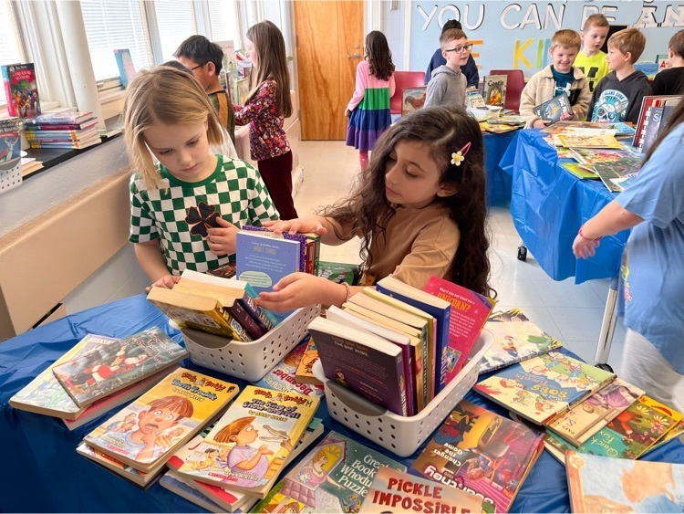 WeareMiddletown's tweet photo. Aquidneck School's Book Swap was a great success! Thank you to all our families that donated! The kids had a blast! https://t.co/igTTDMmfjJ