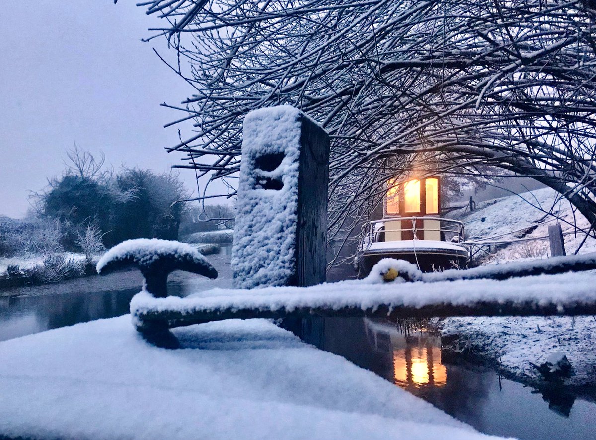 Night light.
#snow #snowing #grandunioncanal #lifesbetterbywater #inlandnavigators