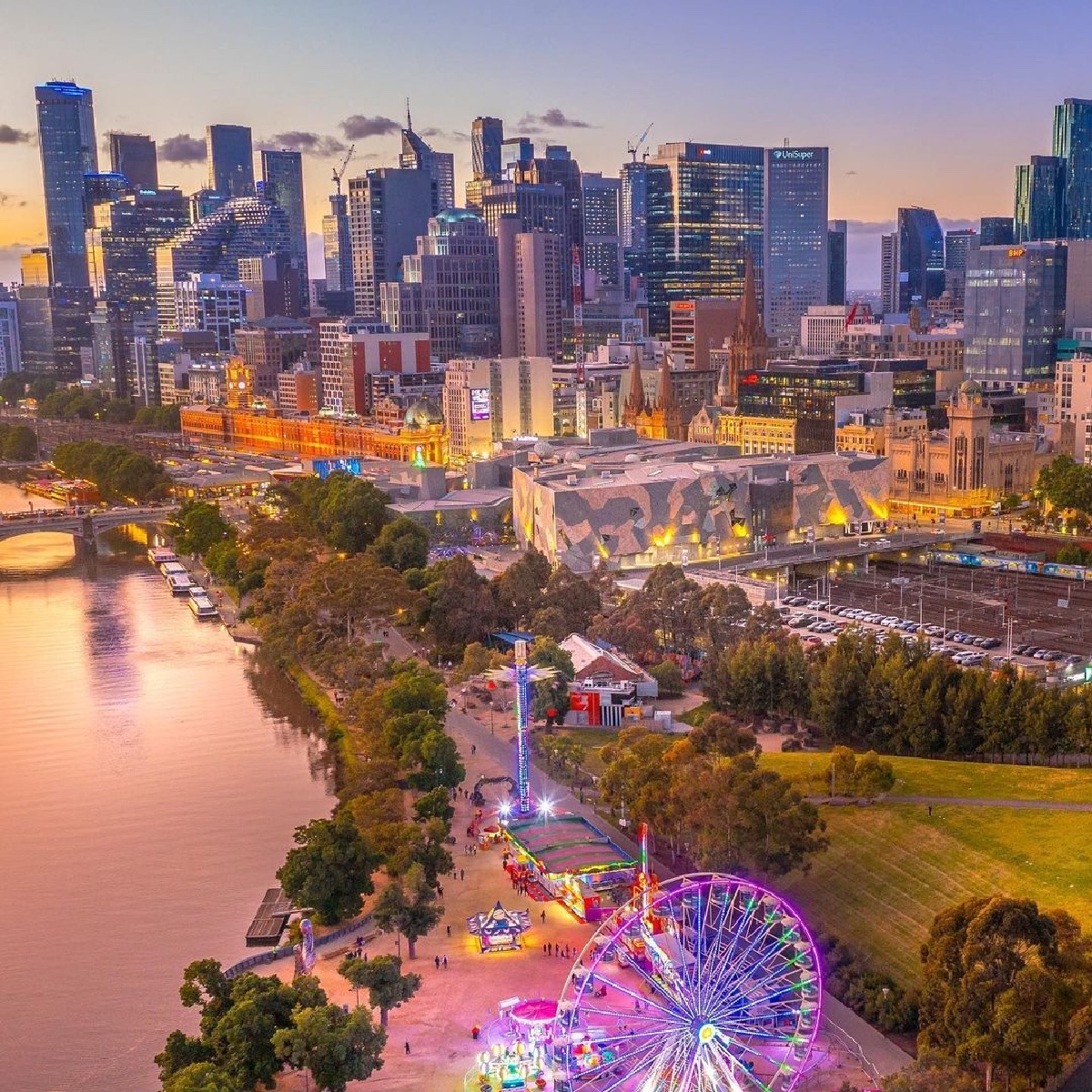 Let's get Moomba-ing and grooving, @Melbourne 🎉🕺🎡 @moombafestival is back for another year, with a massive looong weekend of family-friendly fun, as it takes over Narrm (#Melbourne). (📸: IG/walking_perspective⁣) #seeaustralia #comeandsaygday https://t.co/9IAiumlGN6