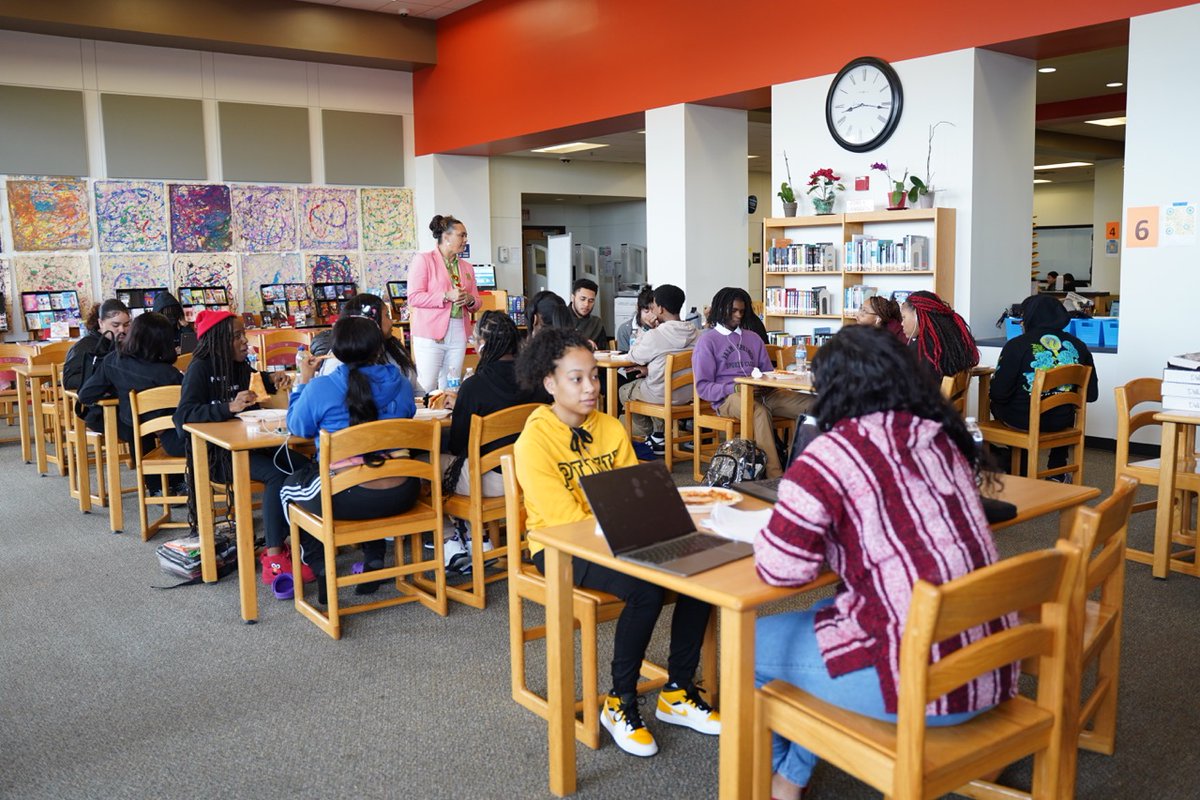 LancasterISD's tweet image. Today, students from @WEBO_Tigers enjoyed a pizza party 🍕with our Superintendent, Dr. @akperera! These students won the Lancaster ISD reading #LearningChallenge during the ice/snow week in early February! Congratulations to the winners of the Learning Challenge! #TigerUp