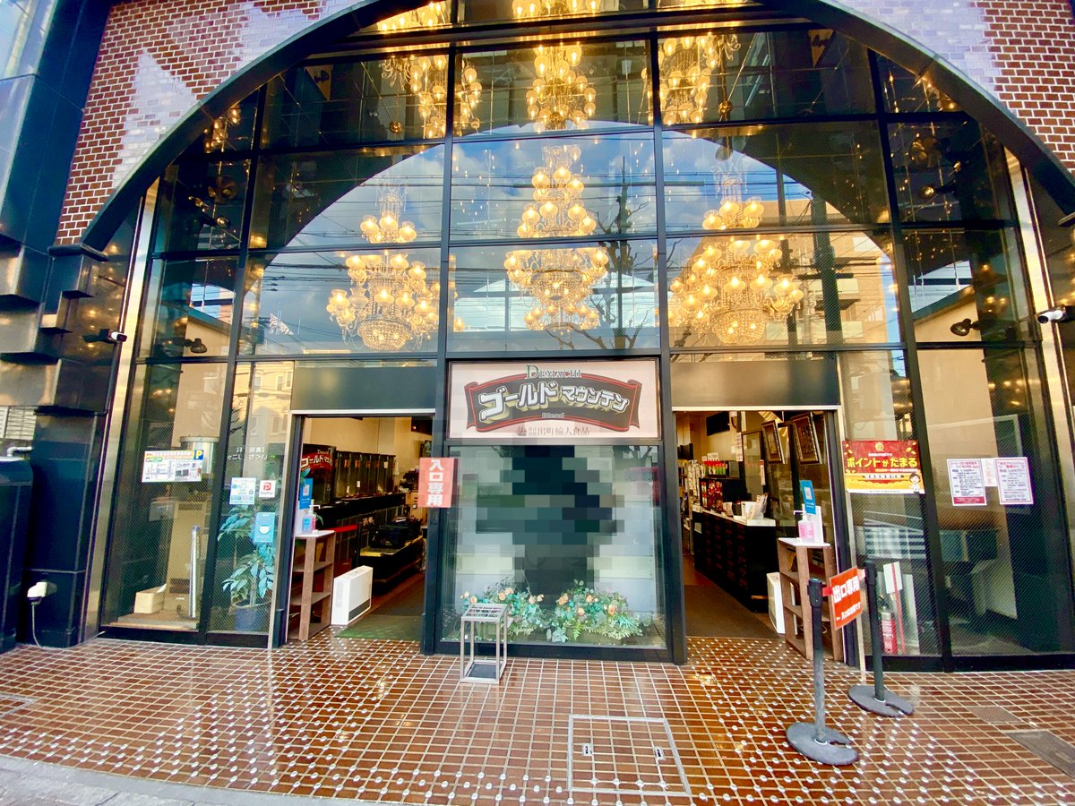 marutake26's tweet photo. 出町輸入食品。建物は変わった気がするが物心ついた時からある。明治屋さんより古いのでは？くらいに思ってる。知らんけど。 #京都 https://t.co/omQmWv3WpP