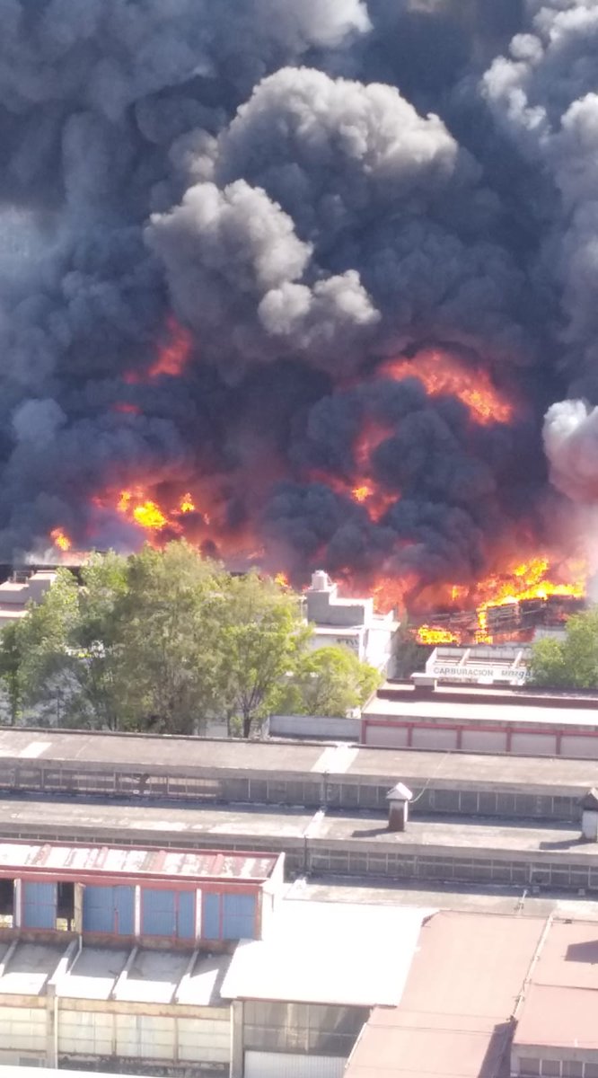 radarafa's tweet photo. Están desalojando zonas aledañas, #incendio #azcapotzalco #totchtli y #centeotl https://t.co/C1zKfoCxiK