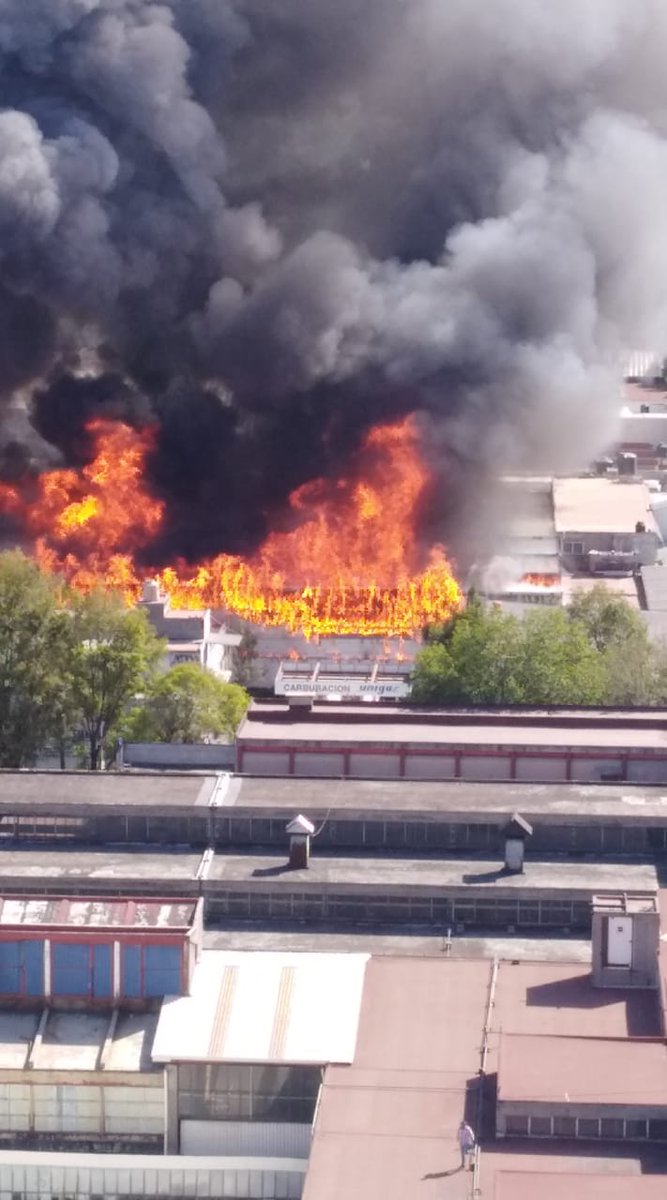 radarafa's tweet photo. Están desalojando zonas aledañas, #incendio #azcapotzalco #totchtli y #centeotl https://t.co/C1zKfoCxiK