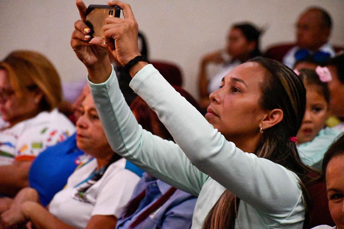 Crece y se fortalece!

Se extiende el Movimiento de Docentes por la Calidad Educativa en toda Venezuela.

En Cojedes, los/as educadores debaten y promueven un aprendizaje a medida del potencial de sus estudiantes.
<a href="/NicolasMaduro/">Nicolás Maduro</a>
<a href="/_LaAvanzadora/">Yelitze Santaella</a>
#ChávezFeminista