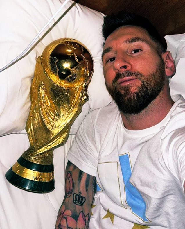 En serio hay gente intentando criticar a Messi cuando ya se pasó el fútbol?🥱