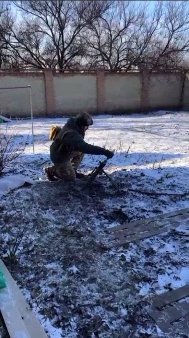 none_smilodon's tweet photo. 60-міліметровий міномет під Бахмутом. Це той мінімум, який має "лежати під ліжком" у кожного третього резервіста, щоб наступний Дон-Дон не просто лопотів що "не чекав там стільки зброї", а на колінах каявся перед тейпами що встряг у це з їхніми синами. https://t.co/KMBJ0buXCP