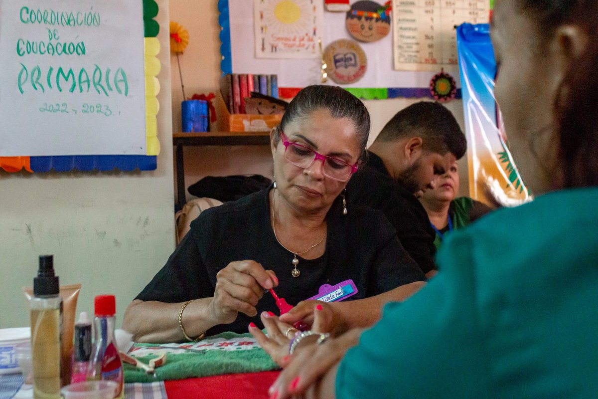 ¡Una Jornada solo para ellas!

El Centro de Desarrollo para la Calidad Educativa Zulia, ofreció una Jornada de Belleza Integral a las mujeres trabajadoras de su sede, en reconocimiento por su labor, donde recibieron atención en peluquería, manicura, pedicura y  depilación facial.