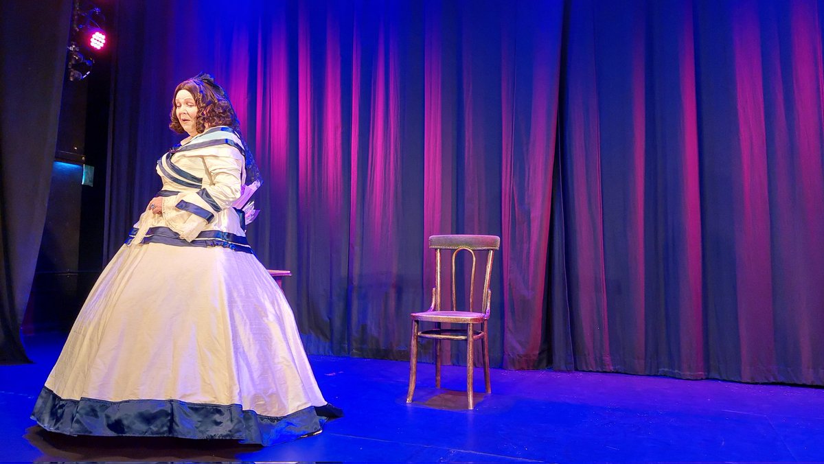 Spellbinding performance of 'Meet The Woman : George Eliot' by Lesley Smith at @abbeynuneaton tonight @GeorgeEliotLove @GeorgeEliot_ @LiveseyRuth @DrRosalindWhite @ExploringEliot @EliotArchive #georgeliot #InternationalWomensDay #IWD2023 #findingmiddlemarch